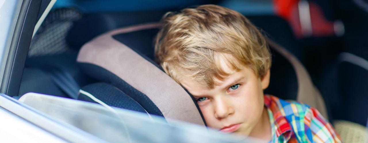Junge im Auto mit Reiseübelkeit