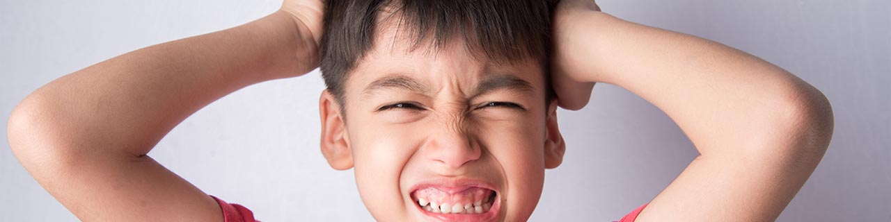 Kind mit juckendem Kopf