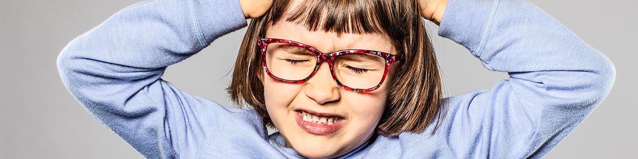 Mädchen mit juckendem Kopf